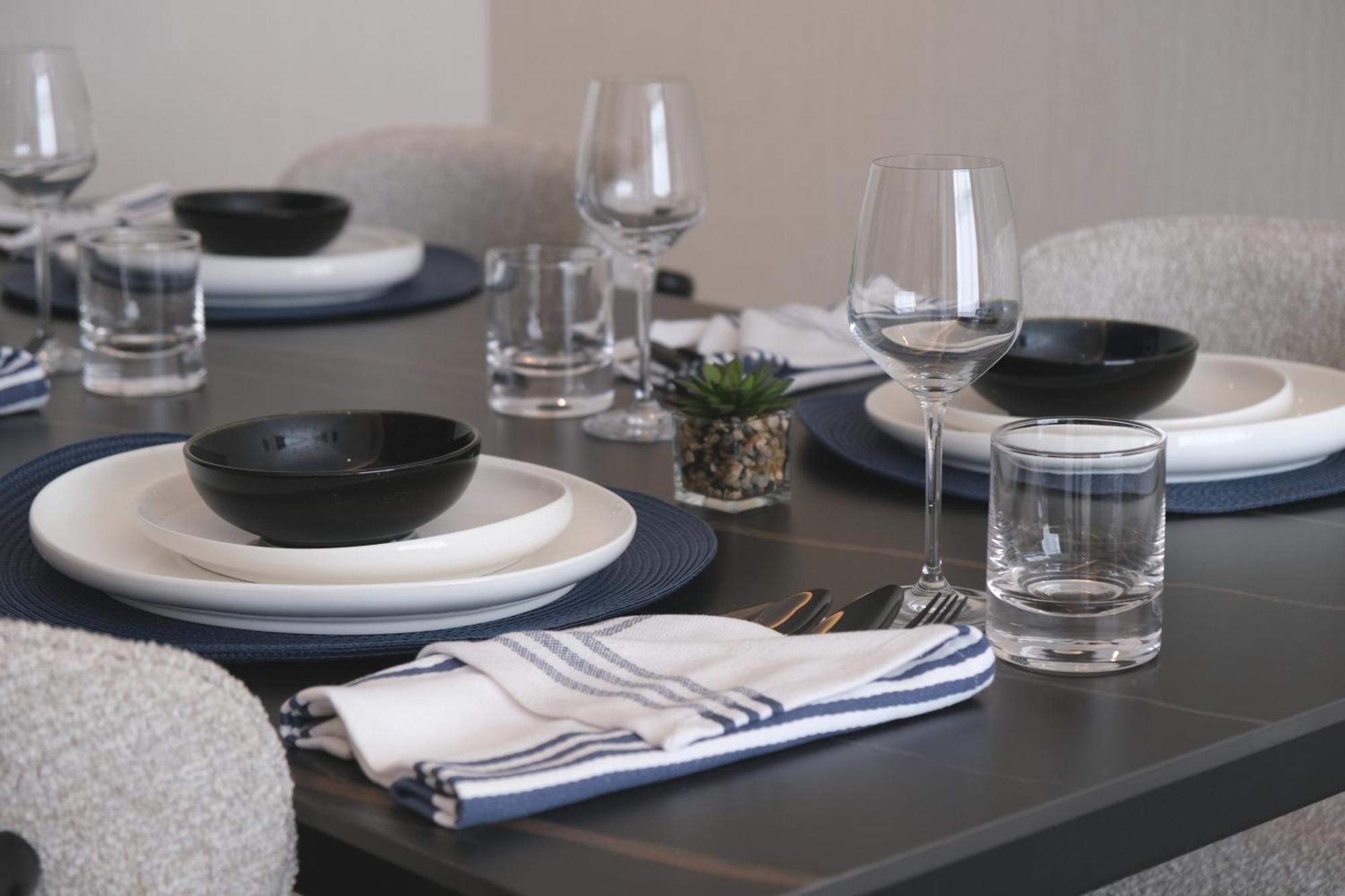 Charthouse Bahrain Hotel Manama Exterior photo Dinnerware