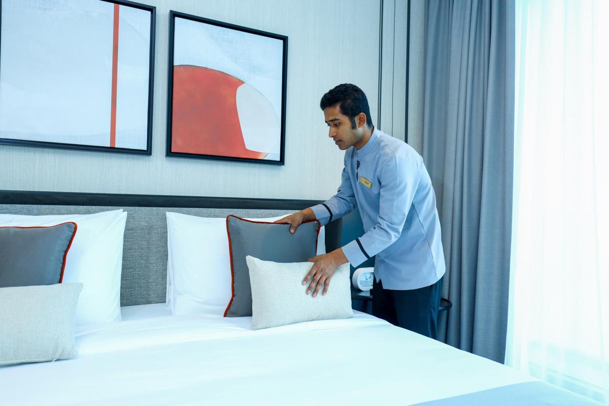 Charthouse Bahrain Hotel Manama Exterior photo A hotel housekeeper making a bed